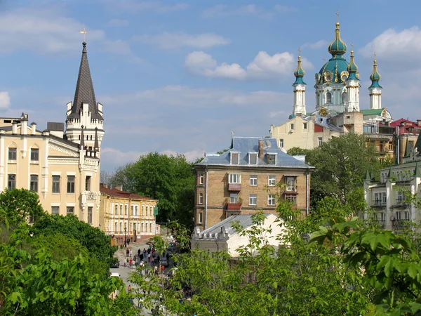 Андріївська церква і вежа король Річард Києва — стокове фото