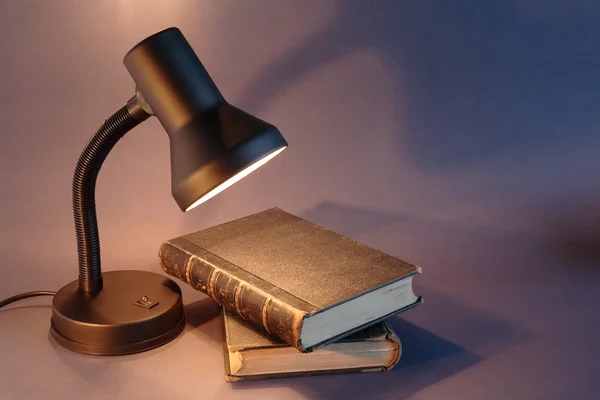 Книги та лампа — стокове фото