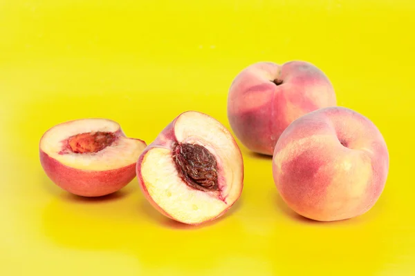 Peaches On Yellow — Stock Photo, Image