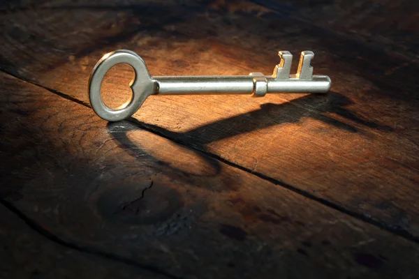 Oude gouden sleutel — Stockfoto