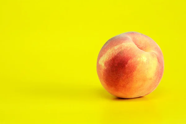 Pfirsich auf gelb — Stockfoto