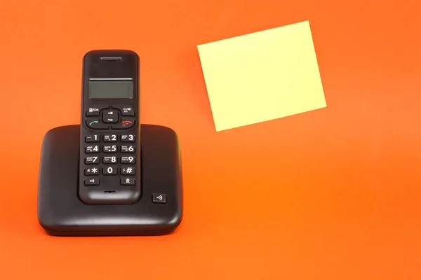 Telefone e nota adesiva — Fotografia de Stock
