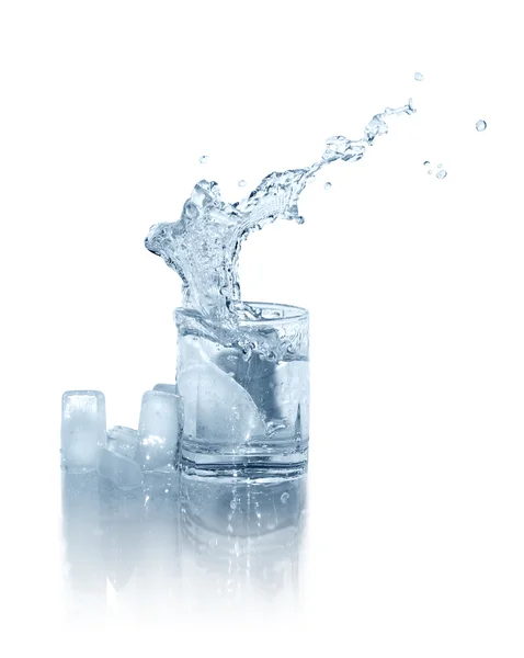 Vidro de água com gelo — Fotografia de Stock