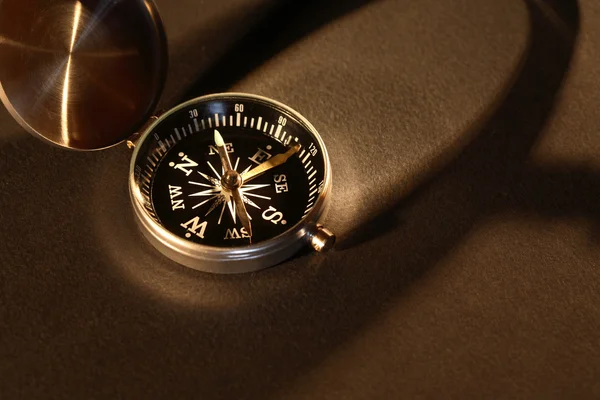 Kompass auf dunklem Grund — Stockfoto