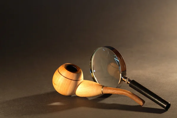Förstoringsglas och tobak pipe — Stockfoto