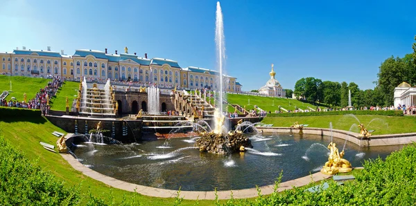 Große Fontänen-Kaskade am Peterhof — Stockfoto