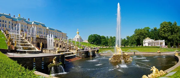 Fontana della Grande Cascata a Peterhof Immagini Stock Royalty Free