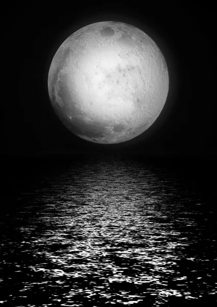 Восхитительная полная серебряная луна — стоковое фото