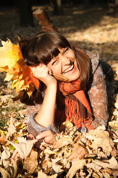 Donna con foglie d'autunno — Foto Stock