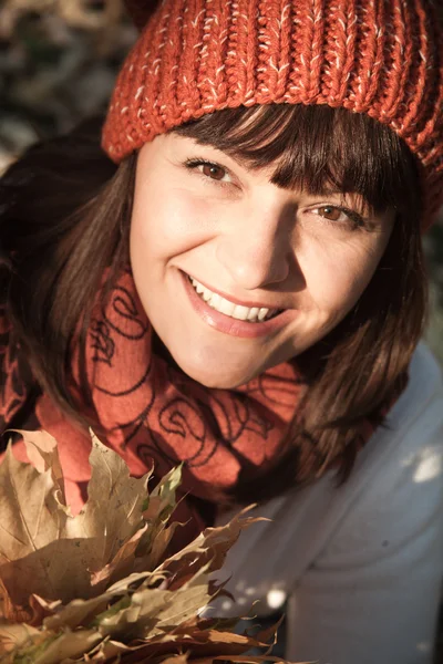Vrouw met oranje Herfstbladeren — Stockfoto