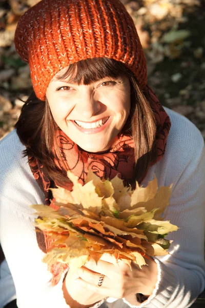 Mulher com folhas de laranja de outono — Fotografia de Stock