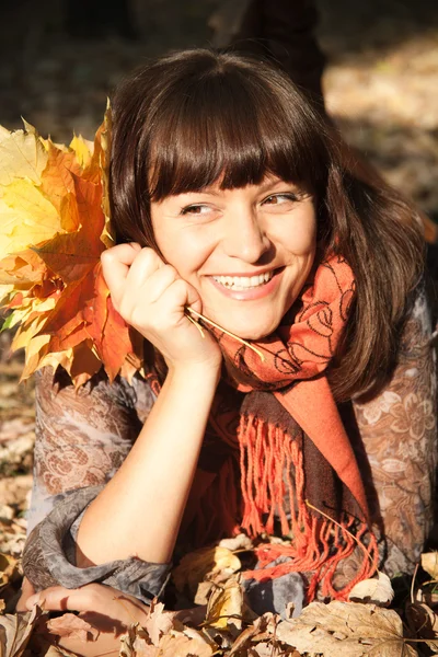 Žena s podzimními listy — Stock fotografie