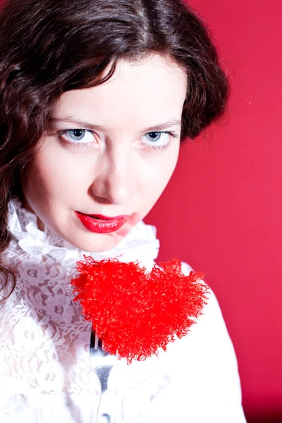 Kobieta z czerwonym sercem — Zdjęcie stockowe