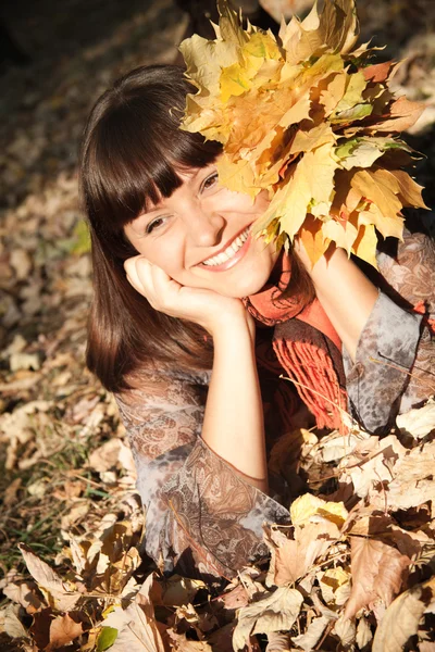 Kobieta z jesiennymi liśćmi — Zdjęcie stockowe