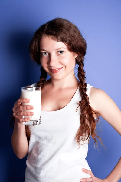 Jonge vrouw genieten van een glas melk — Stockfoto