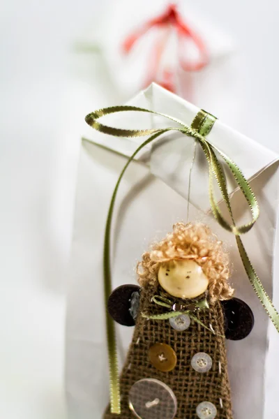 Presente com boneca artesanal — Fotografia de Stock