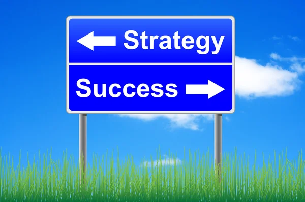 Strategie succes bord op hemelachtergrond, gras onder. — Stockfoto