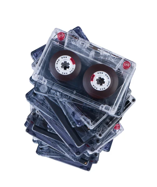Stapel audiocassettes isoleren op witte achtergrond. — Stockfoto
