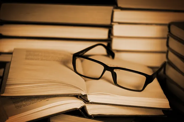 Óculos em livro aberto . — Fotografia de Stock