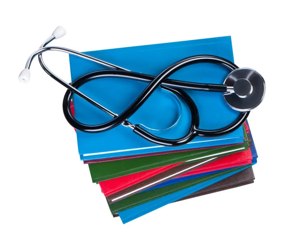 Medyczny stetoskop na stos książek na białym tle. — Zdjęcie stockowe
