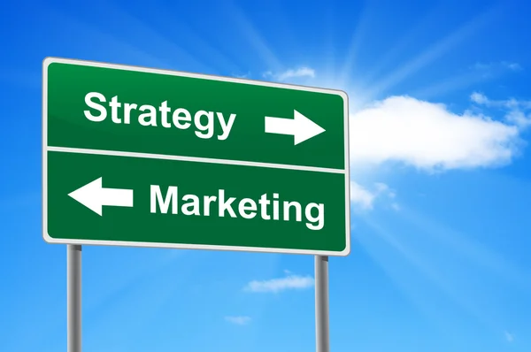 Marketingové strategie dopravní značka na pozadí mraky a slunce. — Stock fotografie
