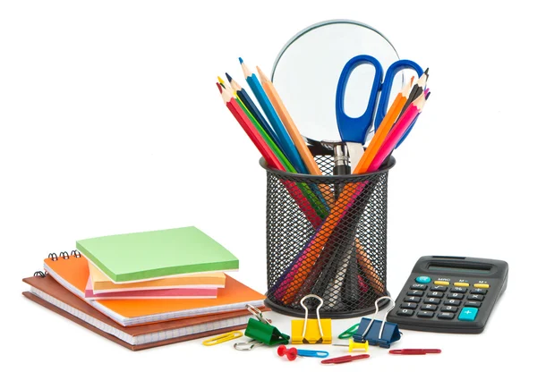 Schreibwaren auf weißem Hintergrund für Büro oder Schule. — Stockfoto