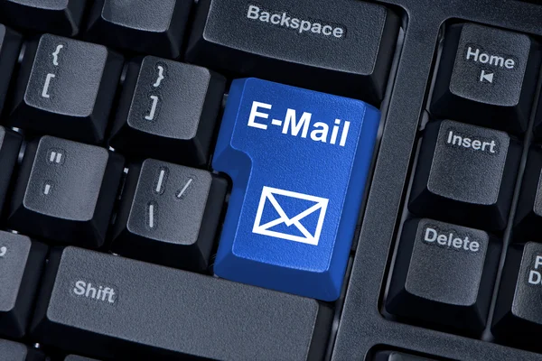 Teclado de computadora con botón de correo electrónico con icono de sobre . — Foto de Stock