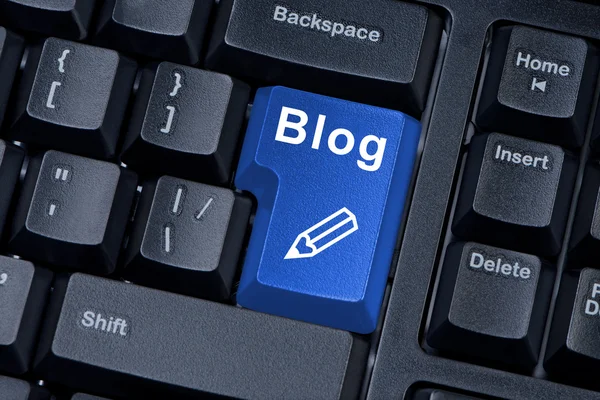 Dator tangentbord knappen med ordet blogg och ikonen penna. — Stockfoto