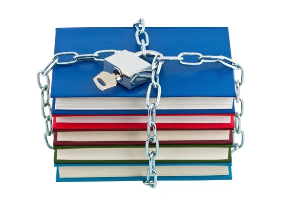 Książki w łańcuchy zamknięta kłódka z kluczem na białym tle. — Zdjęcie stockowe
