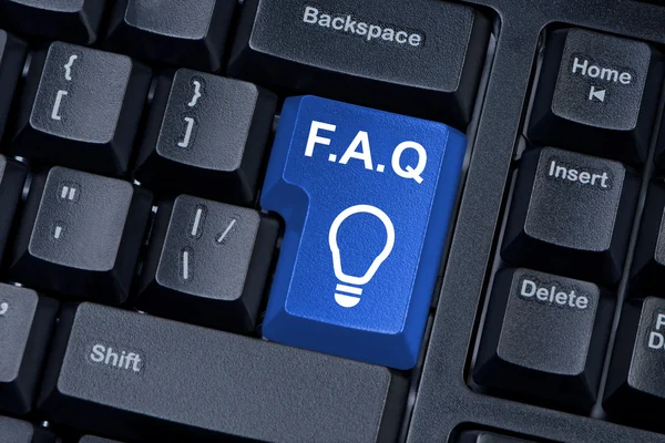 Клавиатура компьютера с синей кнопкой F.A.Q. интернет концепция . — стоковое фото
