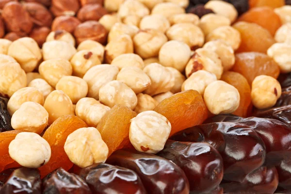 Gedroogdevruchten voedsel achtergrond met hazel, cashewnoten, vijgen en een — Stockfoto