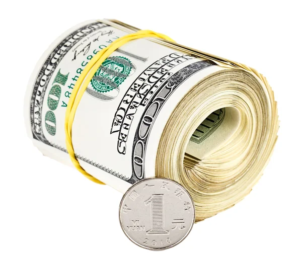 Bir Çin yuan jeton bir paket karşı bizi dolar, cur haddelenmiş — Stok fotoğraf
