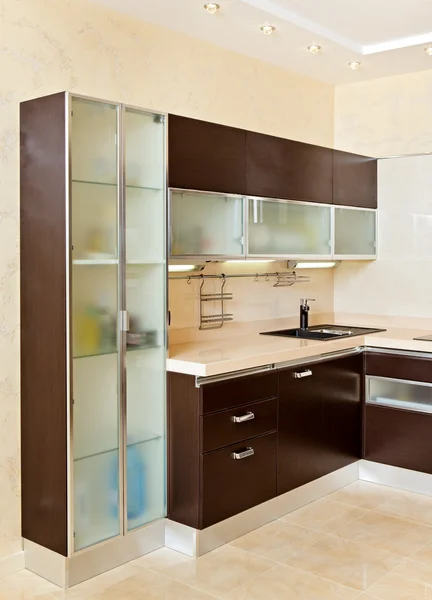 温かみのある色調で食器棚と近代的なキッチン インテリアの一部 — ストック写真
