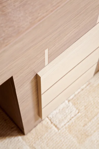 Фрагмент стола с коричневыми светлыми деревянными ящиками — стоковое фото