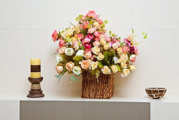Composição com buquê de flores artificiais em vaso wattled — Fotografia de Stock