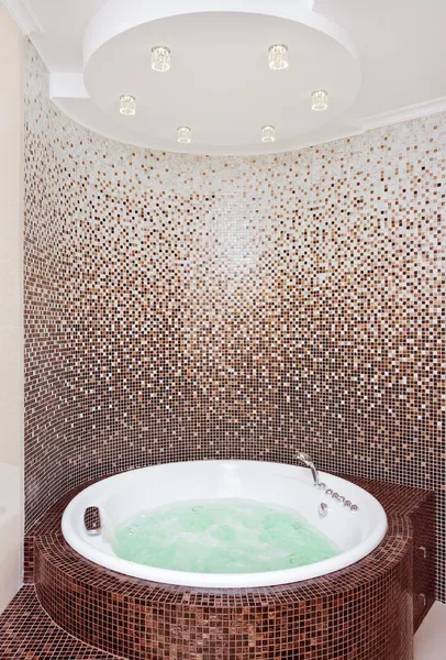 Białe okrągłe jacuzzi w nowoczesną łazienkę z brown mozaika i cou — Zdjęcie stockowe