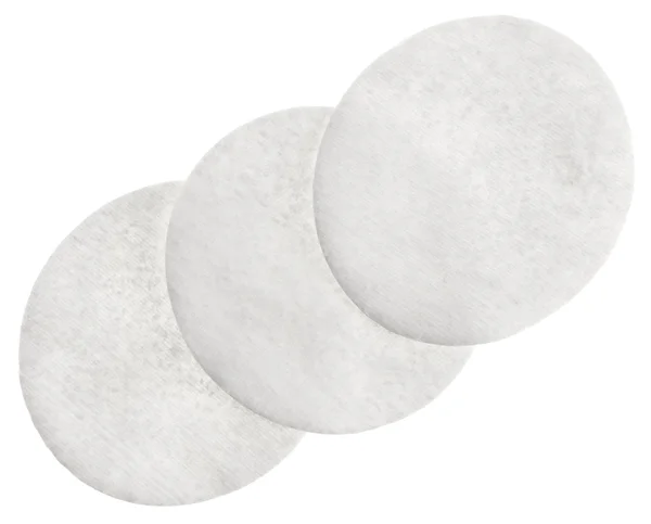 Pamuk kozmetik yastıkları üzerine beyaz izole, yuvarlak — Stok fotoğraf