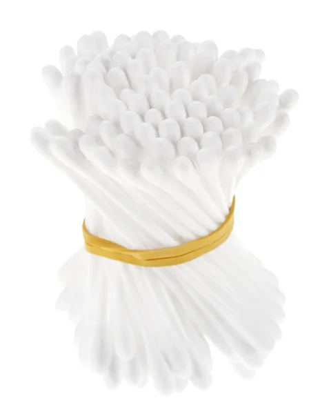 Molti tamponi per le orecchie in cotone in un mazzo, isolati su bianco — Foto Stock