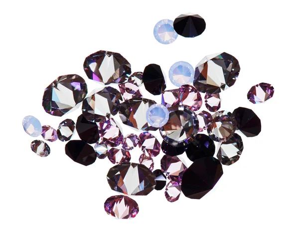 Многие мелкие фиолетовые алмазы (драгоценности) камни кучи изолированы на белом — стоковое фото