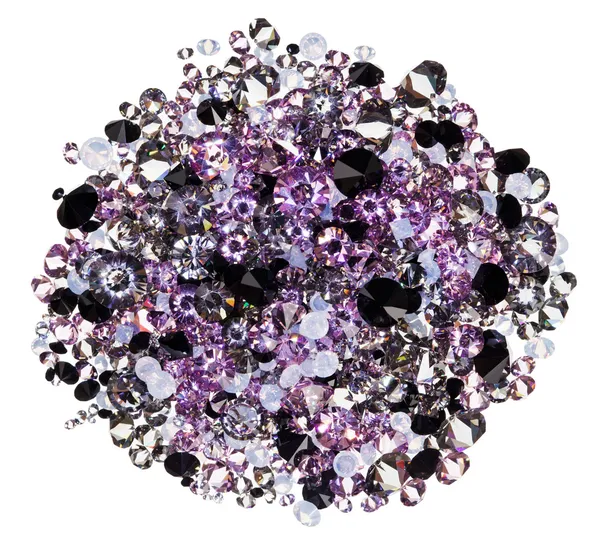 Многие мелкие фиолетовые алмазы (драгоценности) камни кучи изолированы на белом — стоковое фото
