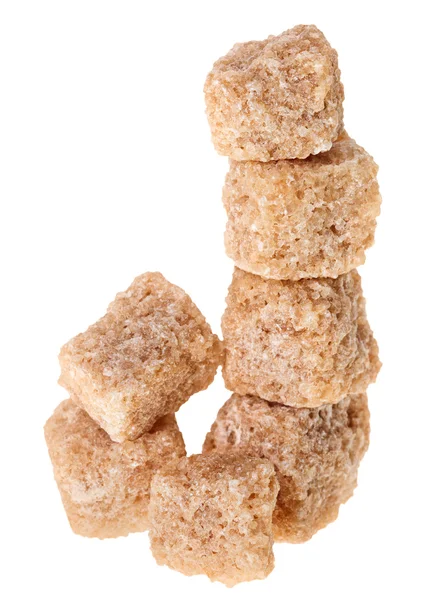 Alcuni cubetti di zucchero di canna grumo marrone, isolati su bianco — Foto Stock