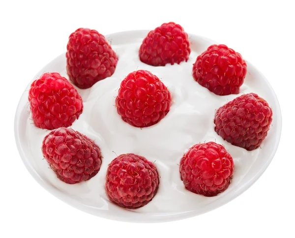 Fruta roja de frambuesa madura en un plato redondo pequeño con crema agria, i — Foto de Stock