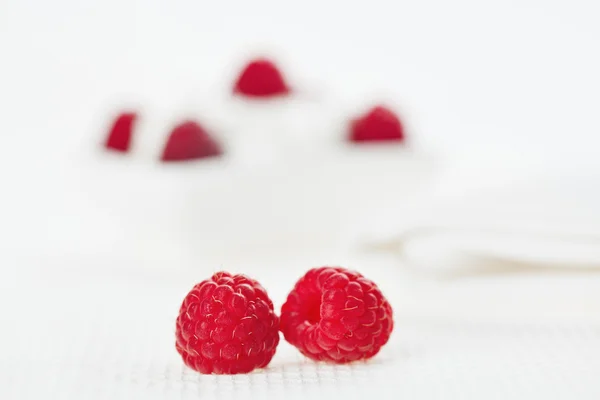 Still life with pair of raspberry on white linen table cloth, co — Stock Photo, Image