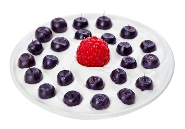 Красная малина и голубая черника в маленькой круглой тарелке с кислым С — стоковое фото