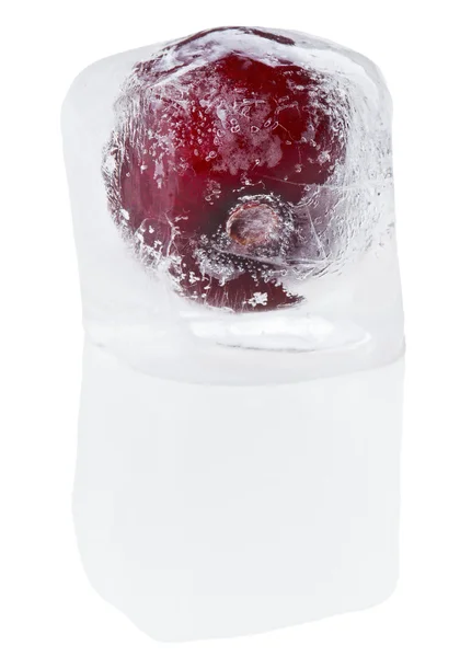 Punainen makea kirsikka sisällä sulavan jääkuution, eristetty valkoinen — kuvapankkivalokuva
