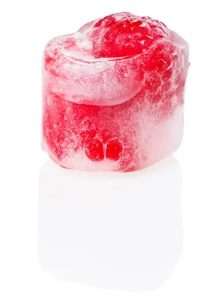 Красная малина внутри тающего кубика льда, изолированная на белом — стоковое фото