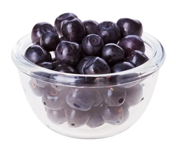 Blåbär frukt i genomskinligt glas, isolerad på vita makro — Stockfoto