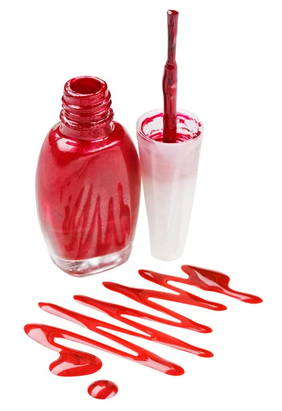 Бутылка красного лака для ногтей с образцами капель эмали, выделенных на — стоковое фото