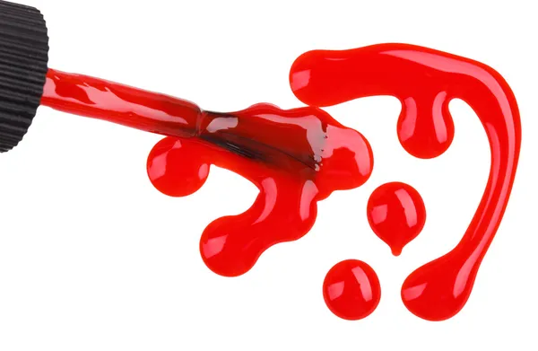 Ponta da escova com esmalte vermelho (esmalte) gotas, isolado em branco — Fotografia de Stock
