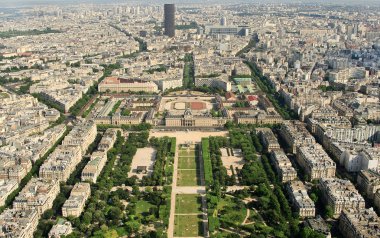 Paris'e bir tur d'Eiffel yükseklikten